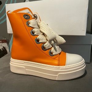 Size 38 in woman’s never worn before Got the wrong size and willing to negotiate